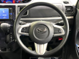 インテリアに合わせたデザインのステアリングは、運転される方のことも考え、運転しやすい形状、大きさです。是非一度、実際に触ってお確かめください。