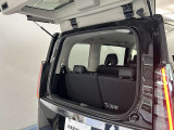 バックドアの真ん中から開けることが可能です。後ろが狭くても荷物を収納したり出したりすることも簡単に出来ます。