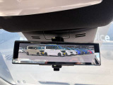 スマート・ルームミラー:車両後方のカメラ映像をミラー面に映し出すので、車内の状況や、天候などに影響されずいつでもクリアな後方視界が得られます。