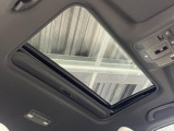 【サンルーフ】開放感たっぷりの希少装備、サンルーフが装着されています!車内に明かりを取り入れたり景色を楽しむ以外にも、車内の空気も簡単に換気できて快適です!