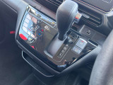 『オートブレーキホールド』ブレーキを踏み停止すると、自動的にブレーキを保持。信号待ちや渋滞中などに、ぺダルを踏み続ける必要がなく、疲れを軽減。発進する際には、アクセルを踏めば自動的に解除されます。