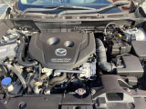 軽快な走りと優れた燃費性能を両立した高効率ガソリンエンジン「SKYACTIV-G」。アクセルに素直に反応するマツダならではの「人馬一体」の走りが楽しめます。隅々まで清掃済みの美しい状態です。