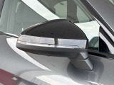 ●アウディサイドアシスト『後方の死角を並走する車両を検知しドアミラーの内側のLEDが点灯。ドライバーに注意を促し事故を未然に防ぐシステムです。』