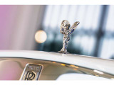 Rolls-Royceの象徴であるスプリットオブエクスタシーが輝きます。