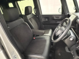 広い足元に肘掛けもついたゆったり座れるシートです。運転席と助手席の間が空いているため、助手席側への移動がスムーズです。交通量の多い道でも、助手席側から乗り降りができます。