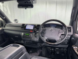 運転席まわりです。 各操作スイッチは使いやすい位置に配置されてます。