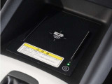 ◆ワイヤレス充電器◆ワイヤレス充電規格Qiに適合した機器を充電エリアに置くことで使用できます。