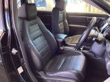セパレートのフロント運転席は、本革パワーシートです。