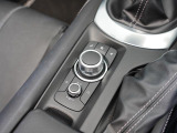 マツダコネクトを操作するコマンダーコントロールです。運転中に自然と手の触れる位置に配置されています。
