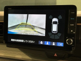 リバースギアに入れるだけで後方の表示へ切り替わります。夜間や雨の日の駐車も楽になりますよ。