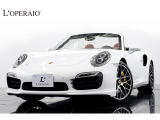 911シリーズの頂 点に君臨する「991.1 ターボS カブリオレ」。560p sを発揮する3.8L水平対向ツインターボエンジンと4WDシステムが圧 倒的な加速性能を実現し、オープンエアで走りを存分に楽しめる1台です
