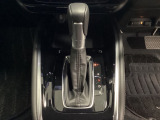 「e:HEV」は、モーター走行を中心にしながら電気エネルギーやエンジン動力を最も効率よく使い分けることができる賢いハイブリッドシステムです。サイドブレーキはスイッチ操作の電子制御パーキングブレーキです
