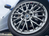 【純正オプション18インチアルミホイール】純正オプションホイールを装着。走行性能の向上に加え、外観もよりスタイリッシュになっています。