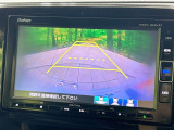 【バックカメラ】駐車時に後方がリアルタイム映像で確認できます。大型商業施設や立体駐車場での駐車時や、夜間のバック時に大活躍!運転スキルに関わらず、今や必須となった装備のひとつです!