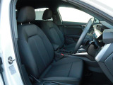 Audi車はどの車種も全てレザーハンドルです。そこにはAudiのこだわりがあり質感の高いレザーでしっかりと手に馴染み、高級感を演出します。