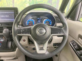 インテリアに合わせたデザインのステアリングは、運転される方のことも考え、運転しやすい形状、大きさです。是非一度、実際に触ってお確かめください。