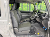 運転席まわりには十分なスペースがあり、大柄な方でもゆったり運転していただける環境です。