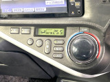 【オートエアコン】一度お好みの温度に設定すれば、車内の温度を検知し風量や温度を自動で調整。暑い&hellip;寒い&hellip;と何度もスイッチ操作をする必要はありません。快適な車内空間には必須の機能ですね♪