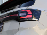 シャープなデザインのLEDテールランプを採用。ブラックボディをより引き締めます。