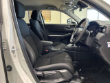 操作性とデザイン性を兼ね備えた運転席となっております。