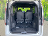 ラゲッジルームは、大容量のスペースを確保。普段のお買い物からレジャーまで、幅広く活躍してくれます!また、リアシートを倒すことでバリエーション豊かにお使いいただけます。