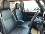 運転席も広々でゆったり気分で運転できます♪シフトノブをダッシュボード側に配置したので運転席から助手席への移動が簡単にできるんです。