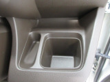 運転席側の手の届きやすい位置にもドリンクホルダーが付いています。