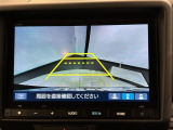 リバースギアに入れるだけで後方の表示へ切り替わります。夜間や雨の日の駐車も楽になりますよ。