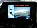 【全周囲モニター】車を上空から見下ろしたような映像をカーナビ画面に映し出し、車庫入れや縦列駐車をサポートしてくれます。