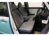 【運転席】グレー基調のインテリアに足元広々のベンチシート。シートリフターで座面の高さを調整可能です。シートヒーター・フロアマット付です。