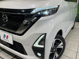 【LEDヘッドライト】悪天候や夜間走行時も良好な視界を確保し安心して運転できる高輝度LEDヘッドライトを装備!点灯速度が早く、消費電力も抑えられています。
