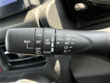 【オートワイパー(AUTO)】雨が降り出した時に、雨滴検出用センサー(レインセンサー)が雨滴を感知すると、自動でワイパーが動作します。