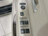 【電動格納ミラー】サイドミラーは電動格納式となっており、狭い駐車場でもキズがつくリスクを抑えられます。