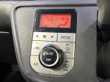 【オートエアコン】一度お好みの温度に設定すれば、車内の温度を検知し風量や温度を自動で調整。暑い&hellip;寒い&hellip;と何度もスイッチ操作をする必要はありません。快適な車内空間には必須の機能ですね♪