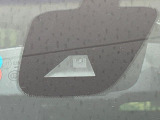 【エマージェンシーブレーキ】走行中に前方の車両等を認識し、衝突しそうな時は警報とブレーキで衝突回避と被害軽減をアシスト。より安全にドライブをお楽しみいただけます。