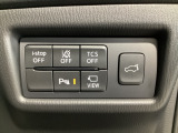 運転席脇のクラスタースイッチ部分にはカメラ切り替えスイッチ、パーキングセンサー、その他走行系スイッチを集中配置しております。