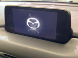 【マツダコネクトナビ】車内の雰囲気にマッチした一体型タイプのナビ。各種車輌設定やBluetooth再生等、様々な機能が楽しめます。直感的なダイヤル操作が可能で、使い勝手も良好です。