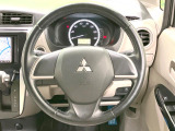 インテリアに合わせたデザインのステアリングは、運転される方のことも考え、運転しやすい形状、大きさです。是非一度、実際に触ってお確かめください。