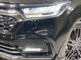 【LEDヘッドライト】悪天候や夜間走行時も良好な視界を確保し安心して運転できる高輝度LEDヘッドライトを装備!点灯速度が早く、消費電力も抑えられています。