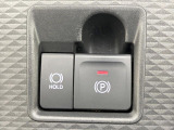 【電動パーキングブレーキ】パーキングブレーキは便利な電動式!ボタン一つで操作でき、アクセルを踏めば自動で解除されます♪レバーやペダルが無いので運転席廻りもすっきりしますね♪