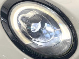 ●LEDヘッドライト:夜間走行時も良好な視界を確保し安心して運転できる高輝度LEDヘッドライトを装備!点灯速度が早く、消費電力も抑えられています。