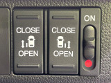 【両側パワースライドドア】スマートキーや運転席のスイッチで後席両側スライドドアの開閉が可能♪電動だから力を入れてドアを開ける必要が無く、小さなお子様でも簡単に開け閉めでき快適です♪