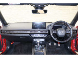 操作性に優れた運転席となります!小物入れや各ボタンの配置にこだわり、使いやすいです!座り心地もよく視認性も良好なのでロングドライブもお任せ下さい!