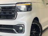 【LEDヘッドライト】悪天候や夜間走行時も良好な視界を確保し安心して運転できる高輝度LEDヘッドライトを装備!点灯速度が早く、消費電力も抑えられています。