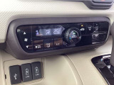 【バックカメラ】運転が苦手な方も車庫入れラクラク。ギアをリバースに入れれば自動的に切り換わりますので、面倒な操作は不要です。狭い駐車場も大切なお車を傷つけず安心です。