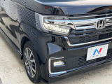 【LEDヘッドライト】悪天候や夜間走行時も良好な視界を確保し安心して運転できる高輝度LEDヘッドライトを装備!点灯速度が早く、消費電力も抑えられています。