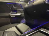 【メモリー付きパワーシート】3名までのシートポジションを記憶できるパワーシート!運転席のみ、ドアミラー・ステアリング位置も記憶可能です。高速道路などでの、運転交代時などに便利な機能です☆