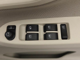パワーウィンドウのスイッチです。 運転席に居ながら助手席の窓を開け閉めできるので便利ですよ。 ロック機能も付いてるので子供がイタズラして窓を開けるという事もできなくできますよ。