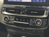 【左右独立オートエアコン】左右独立型、いわゆるデュアルエアコンです。運転席と助手席でそれぞれお好みの温度を設定可能です。
