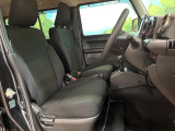 運転席まわりには十分なスペースがあり、大柄な方でもゆったり運転していただける環境です。